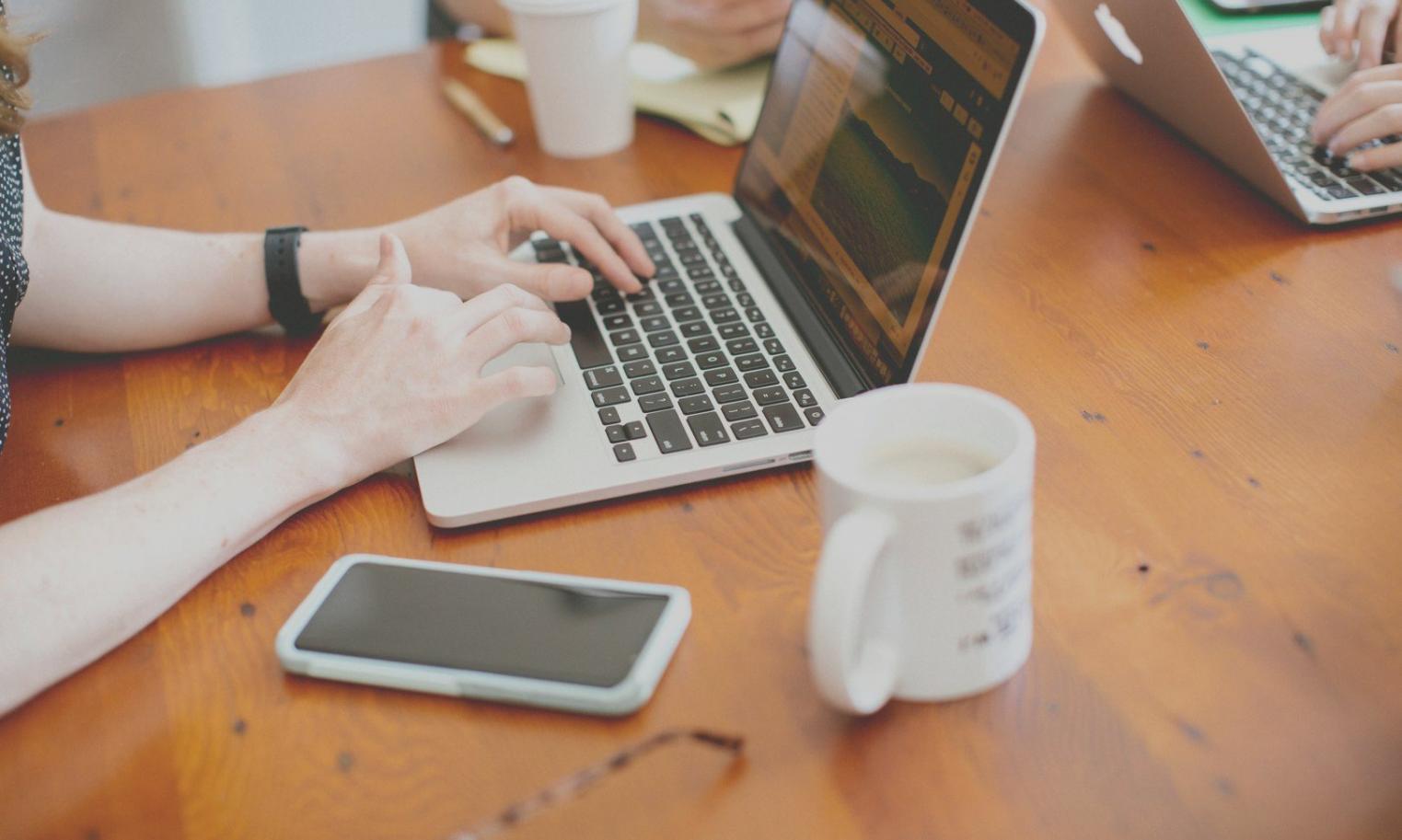 Environnement d'apprentissage avec écrans affichant des données budgétaires