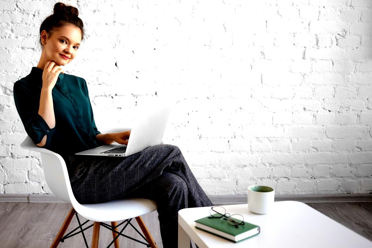 Espace de travail moderne avec outils de gestion budgétaire